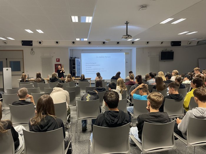 Berufsinformationskampagne Klausen Vortragendein im Seminarraum präsentiert vor jugendlichem Publikum