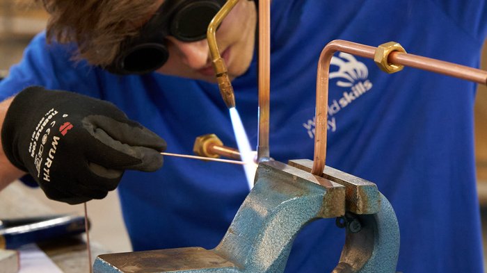 WorldSkills Italy: Obiettivo Lione Persona salda tubi di rame con cannello e occhiali protettivi