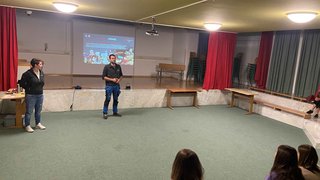 News Menschen sitzen und hören einem Vortrag in einem kleinen Konferenzraum zu