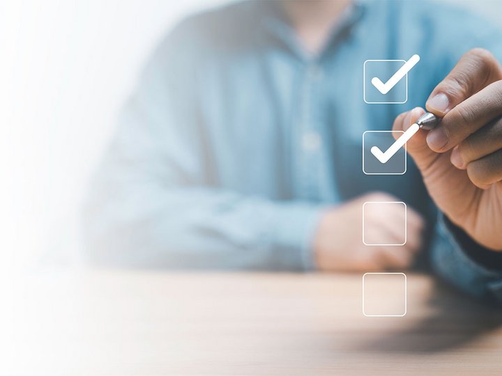 Konformitätserklärung Person, die auf virtuelle Checkliste zwei Kästchen markiert