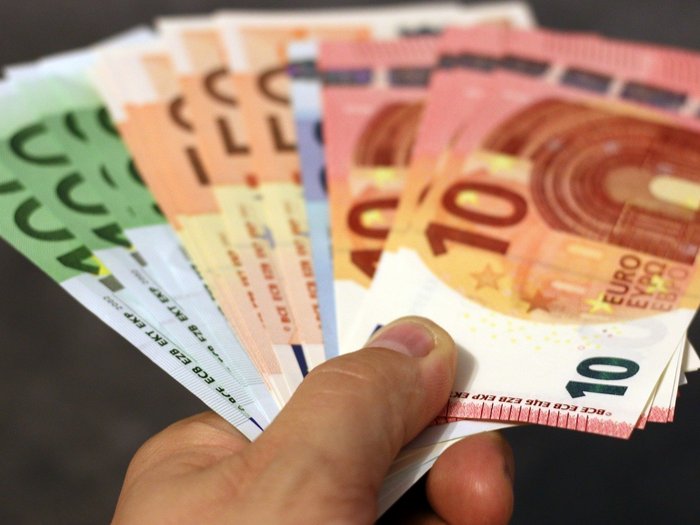 Handwerk begrüßt Maßnahmenpaket für den Neustart Hand hält gefächerte Euro-Geldscheine verschiedener Stückelungen