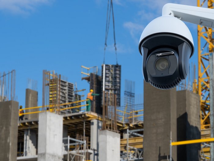 Furti nei cantieri edili: sono in aumento secondo lvh.apa Telecamera di sorveglianza che monitora un cantiere con operai sotto un cielo sereno