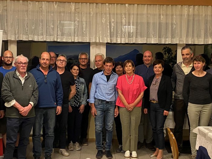 Handwerk in Auer zieht Resümee Gruppenfoto von 21 Personen in einem Raum mit Tischen und Banner im Hintergrund