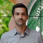 Das Nachhaltigkeitslabel Südtirol Porträt eines Mannes vor einem umweltfreundlichen Hintergrund