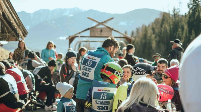 lvh Wintersportfest in Feldthurns Skifahrer und Zuschauer versammeln sich im Freien bei sonnigem Wetter in den Bergen