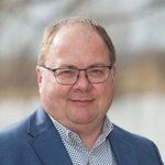 Untervinschgau Porträt eines Mannes mit Brille und blauem Anzug