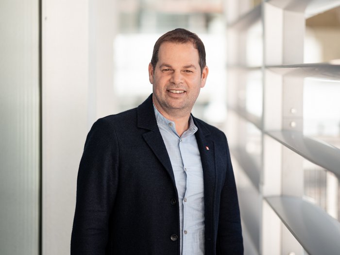 Un passo importante per l’orientamento professionale Uomo con giacca e camicia in edificio moderno vicino a una finestra