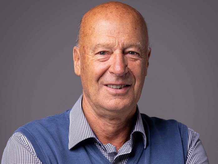 Landesausschuss der Althandwerker/innen im lvh wählt Präsidium Porträt eines älteren Mannes mit blauem Pullover und kariertem Hemd vor grauem Hintergrund