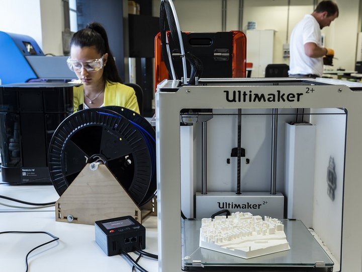 Collaborazioni & network Donna usa stampante 3D Ultimaker in laboratorio con modello in stampa