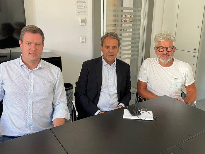 Alperia und lvh weiter auf Kooperationskurs Drei Männer sitzen an einem Tisch in einem Büro