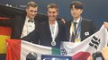 WorldSkills 2022 Special Edition: Zimmerer Marcel Bolego holt Silbermedaille Drei Medaillengewinner mit den Flaggen von Deutschland, Italien und Südkorea