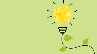 © Plattform Land Glühbirne aus zerknülltem gelbem Papier mit grünen Blättern auf hellgrünem Hintergrund