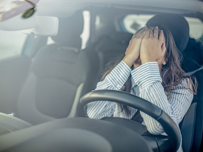 Neue Straßenverkehrsordnung: lvh legt Veto ein Fahrerin bedeckt verzweifelt das Gesicht im Auto