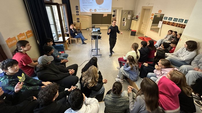 Eintauchen in die Welt der Berufe Gruppe Jugendlicher hört im Klassenzimmer einer Präsentation zu