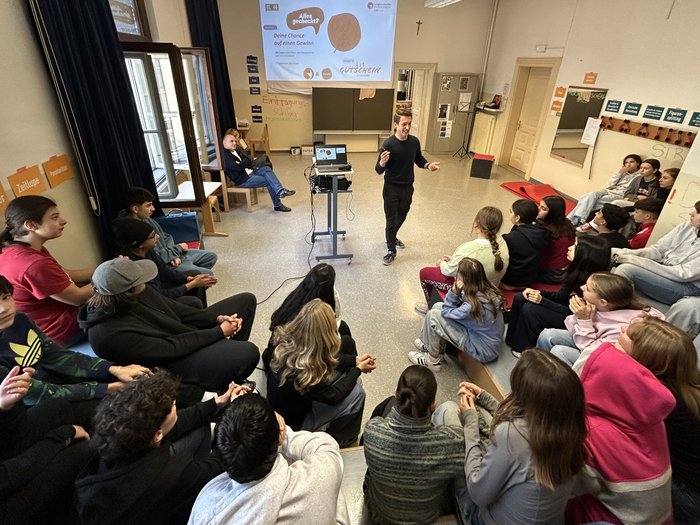 Eintauchen in die Welt der Berufe Gruppe Jugendlicher hört im Klassenzimmer einer Präsentation zu