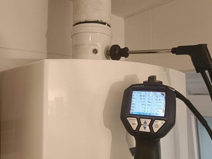 VORBEUGEN ist das Motto der Sensibilisierungskampagne „KO durch CO“ Abgasmessgerät an Heizkessel zur Überprüfung der Emissionen