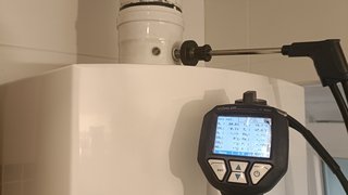 News Abgasmessgerät an Heizkessel zur Überprüfung der Emissionen
