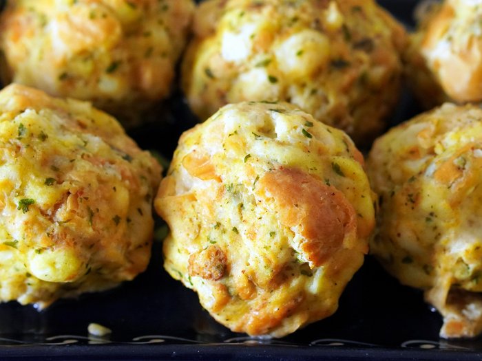 © Matthias Böckel/ Pixabay.com Nahaufnahme von traditionellen Semmelknödeln mit Kräutern auf einem Teller