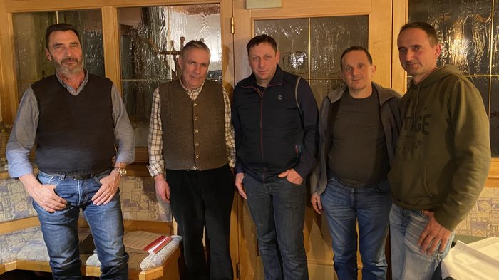 Starker Zusammenhalt und Zukunftsvisionen: lvh-Ortsversammlung in Laurein und Proveis Fünf Männer stehen nebeneinander in einem Raum mit Holztüren