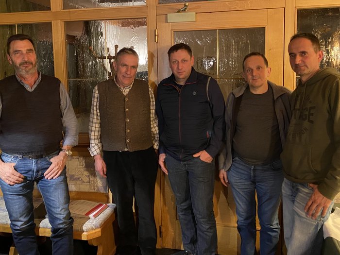 Starker Zusammenhalt und Zukunftsvisionen: lvh-Ortsversammlung in Laurein und Proveis Fünf Männer stehen nebeneinander in einem Raum mit Holztüren