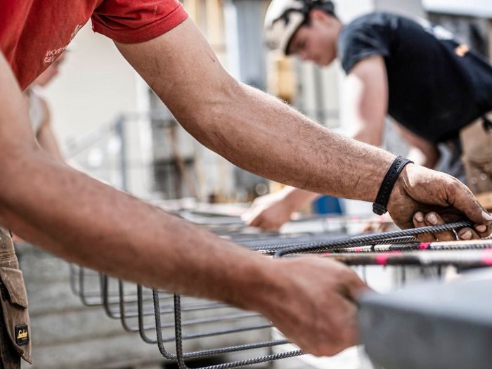 Massivgut stellt die Weichen neu Bauarbeiter verlegen Stahlbewehrung auf einer Baustelle