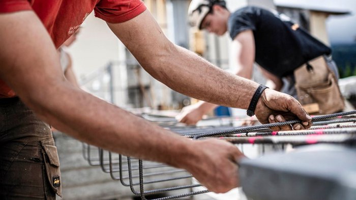 lvh: Landeshaushalt als Chance für zukunftsweisende Investitionen Bauarbeiter verlegen Stahlbewehrung auf einer Baustelle