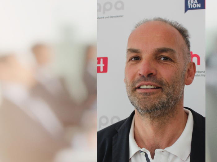 Corridoio del Brennero: i trasportatori di merci di lvh.apa accolgono con favore la decisione dell'UE Ritratto di un uomo sorridente davanti a un cartellone pubblicitario con testo