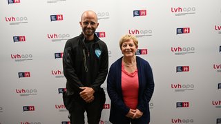 News Uomo e donna sorridono davanti al fondo LVH APA