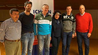 News Sechs Personen stehen vor einer ICHBINHAHO-Tafel in einem Raum