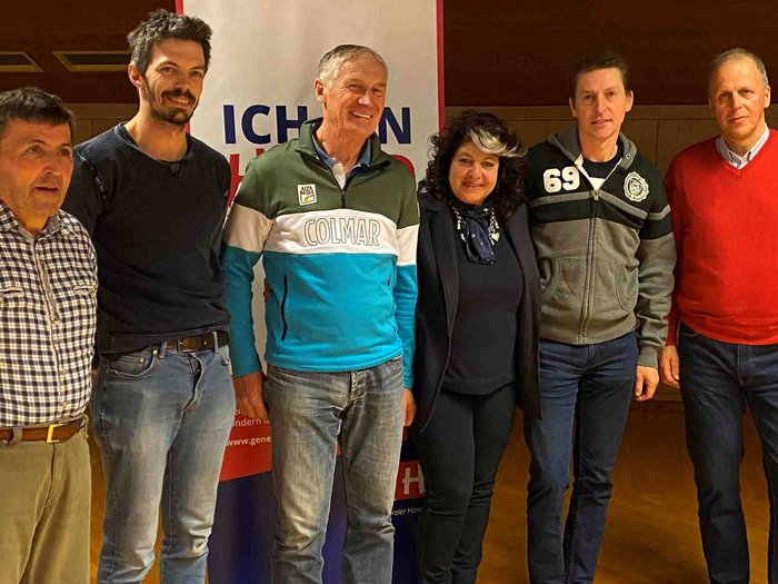 Ariane Doris Alfreider als lvh-Ortsobfrau bestätigt Sechs Personen stehen vor einer ICHBINHAHO-Tafel in einem Raum