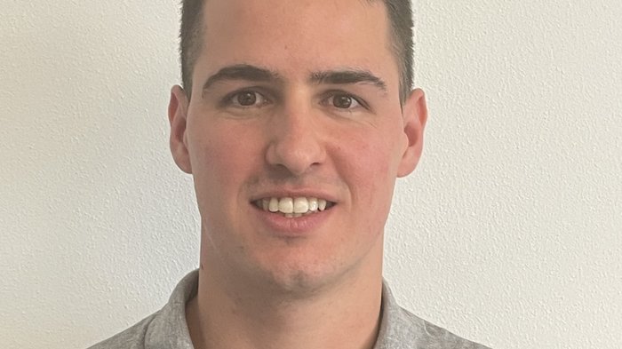 Traffico sulla MeBo: una situazione insostenibile per l’economia Ritratto di uomo con polo grigia Walcher davanti a parete bianca