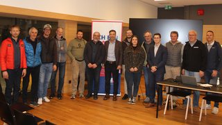 News Gruppenfoto von 14 Personen in einem modernen Innenraum bei einer Veranstaltung