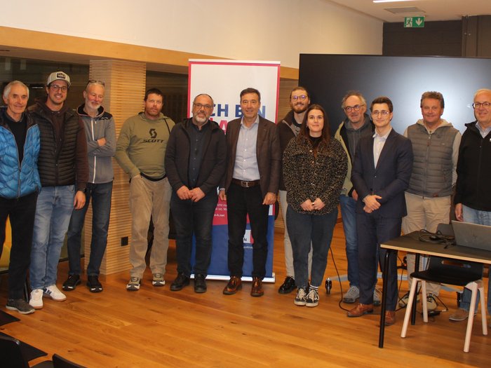 Tecnica, precisione, responsabilità Foto di gruppo di 14 persone in un ambiente interno moderno durante un evento