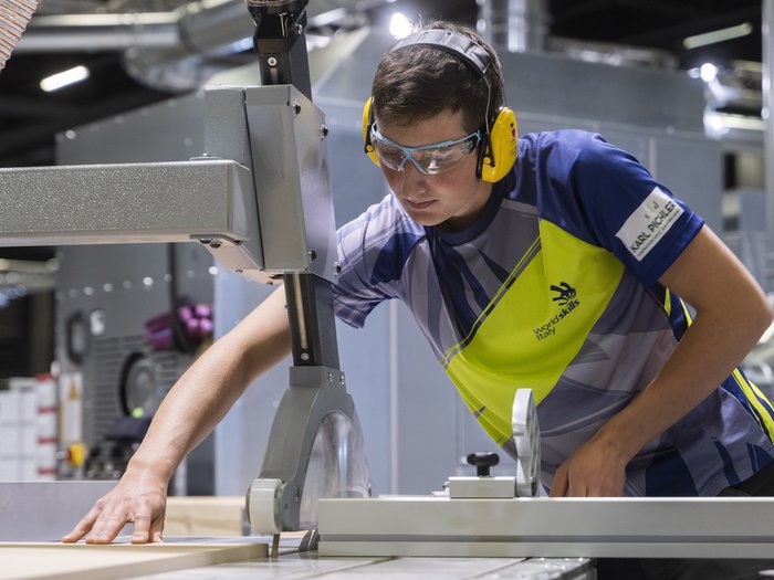 Matura in der Berufsschule, ohne aus dem Berufsleben aussteigen zu müssen Facharbeiter mit Schutzausrüstung an einer Holzbearbeitungsmaschine