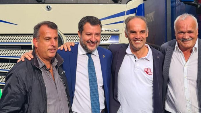 „Wir brauchen dringend Lösungen“ Vier Männer stehen lächelnd vor einem Lastwagen