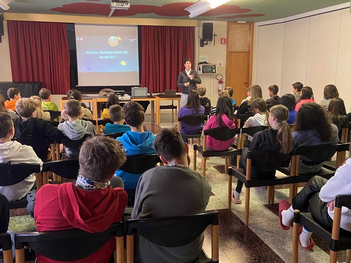 Mittelschule Abtei/Stern: Traumberufe im Gastgewerbe und Handwerk vorgestellt Schüler hören einem Vortrag über Handwerksberufe in einem Klassenraum zu