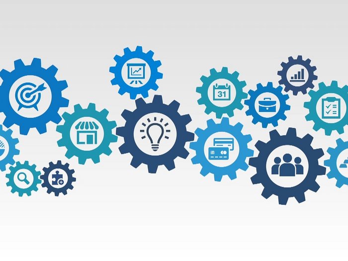 Der PNRR und die Möglichkeiten für das Handwerk Verschiedene Zahnräder mit Business- und Management-Symbolen