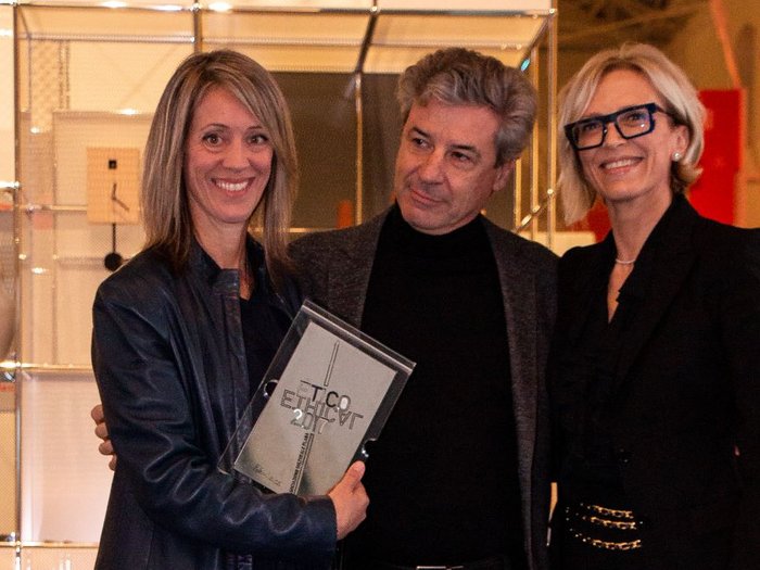 © Christine Pfeifer Drei Personen bei Preisverleihung, eine hält Trophäe, alle lächeln