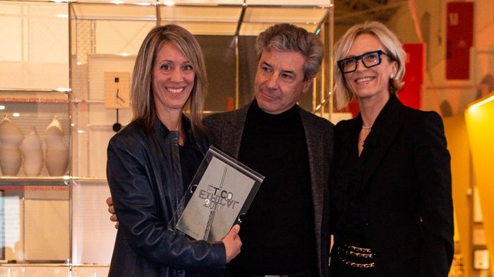 Festival dell’Etica 2022: prestigioso riconoscimento per il Progetto LISA Tre persone sorridenti a premiazione, una tiene trofeo in mano