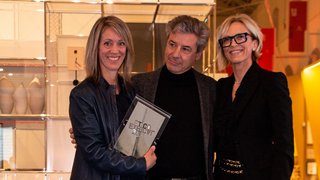 © Christine Pfeifer Drei Personen bei Preisverleihung, eine hält Trophäe, alle lächeln