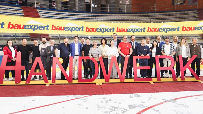 „Abenteuer Handwerk“ begeistert in Meran: Junge Talente erleben das Handwerk hautnah Gruppe von Menschen steht hinter großen Buchstaben mit dem Wort Handwerk in Halle