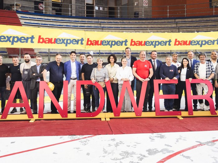 „Abenteuer Handwerk“ begeistert in Meran: Junge Talente erleben das Handwerk hautnah Gruppe von Menschen steht hinter großen Buchstaben mit dem Wort Handwerk in Halle