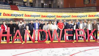 News Gruppo di persone dietro grandi lettere che formano la parola Artigianato in un palazzetto