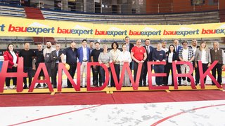 News Gruppe von Menschen steht hinter großen Buchstaben mit dem Wort Handwerk in Halle