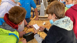 News Jugendliche experimentieren mit Solarzellen und elektrischen Bauteilen in Werkstatt