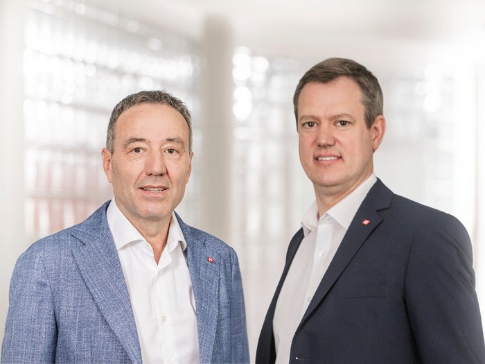 lvh: Landeshaushalt als Chance für zukunftsweisende Investitionen Zwei Männer in Anzügen stehend vor hellem, verschwommenem Hintergrund