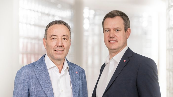 lvh: Landeshaushalt als Chance für zukunftsweisende Investitionen Zwei Männer in Anzügen stehend vor hellem, verschwommenem Hintergrund