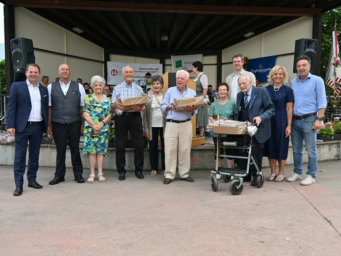 63° incontro del gruppo Generazione Artigianato+: una giornata ricca di ricordi, incontri e autentico spirito di comunità Foto di gruppo di anziani e organizzatori a una festa