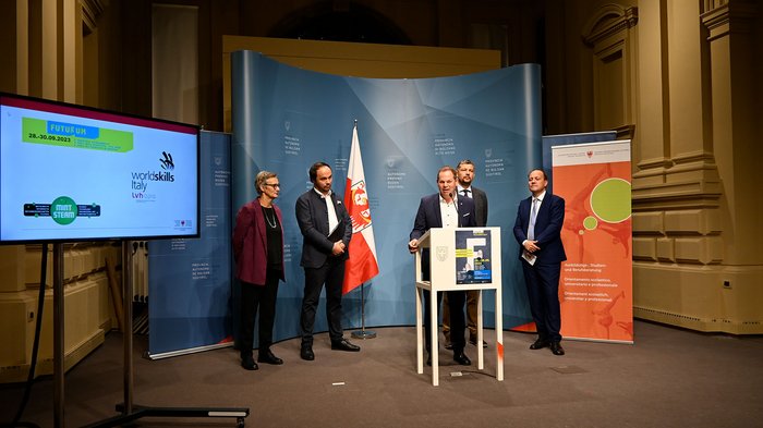 Futurum und World Skills Italy von 28. bis 30. September in Bozen Fünf Personen bei einer Pressekonferenz vor Banner und Bildschirm mit WorldSkills Italy Logo