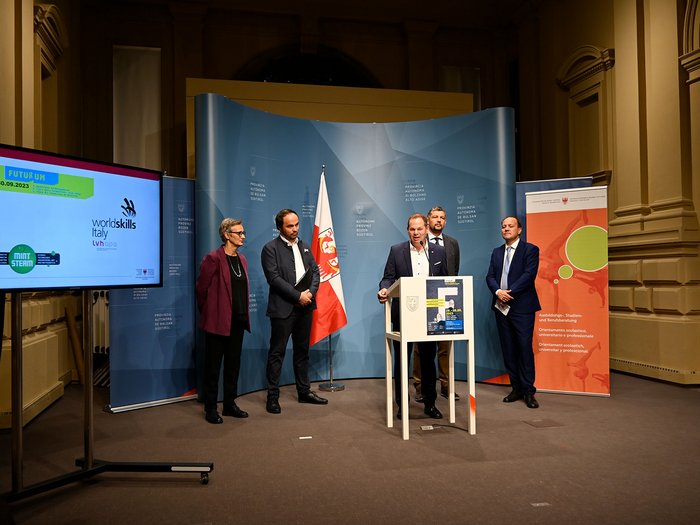 Futurum und World Skills Italy von 28. bis 30. September in Bozen Fünf Personen bei einer Pressekonferenz vor Banner und Bildschirm mit WorldSkills Italy Logo